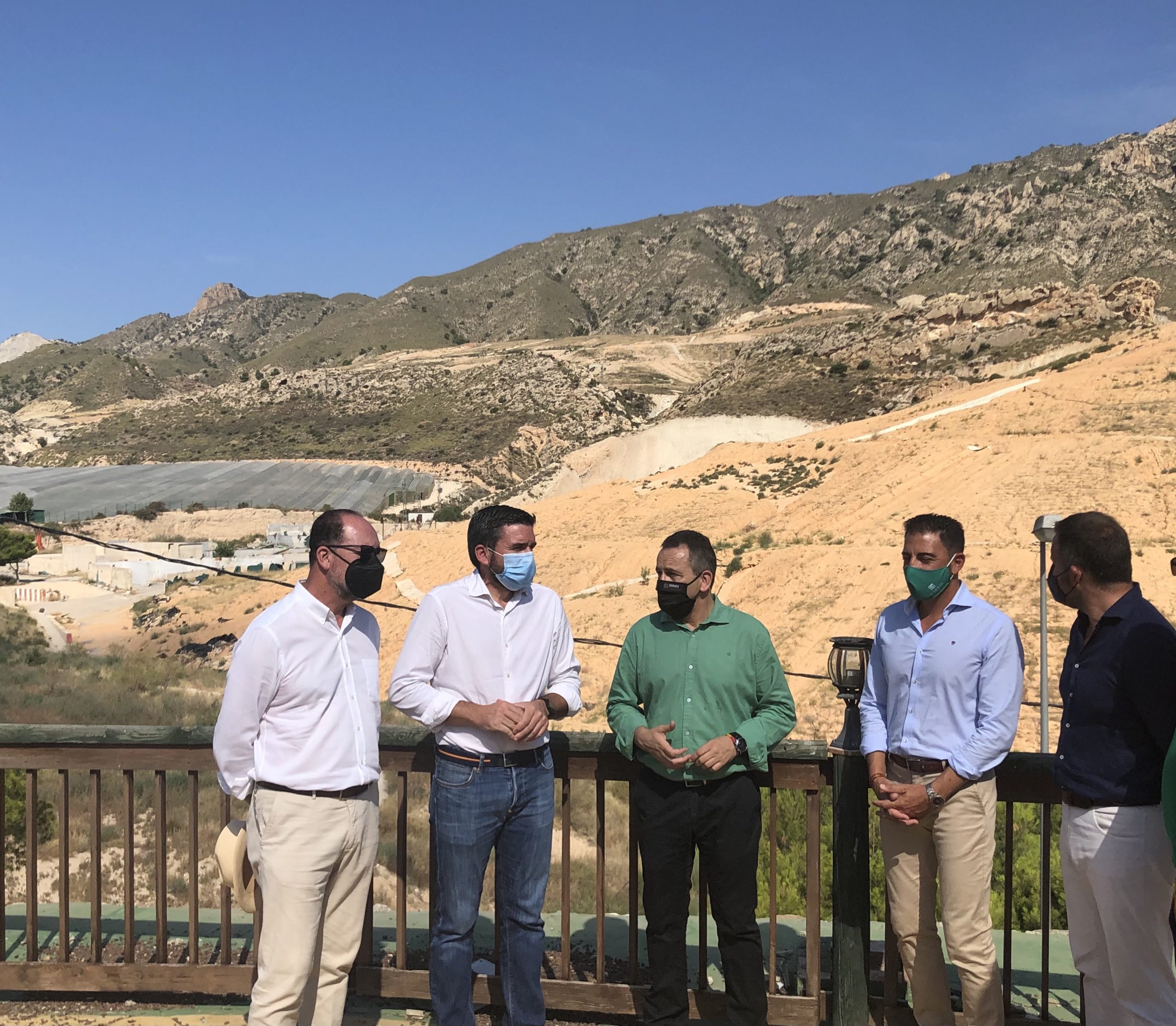 El consejero Antonio Luengo, entre los alcaldes de Abanilla y Orihuela, durante el anuncio del final de los trabajos de sellado definitivos del vertedero de Abanilla.