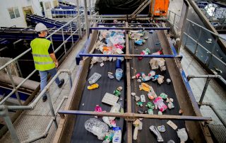 Proceso de separado de residuos en una planta de reciclaje de la Región de Murcia