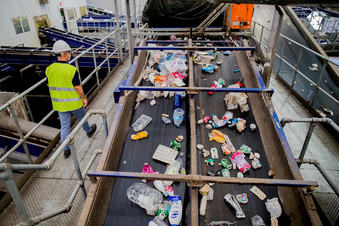 Proceso de separado de residuos en una planta de reciclaje de la Región de Murcia
