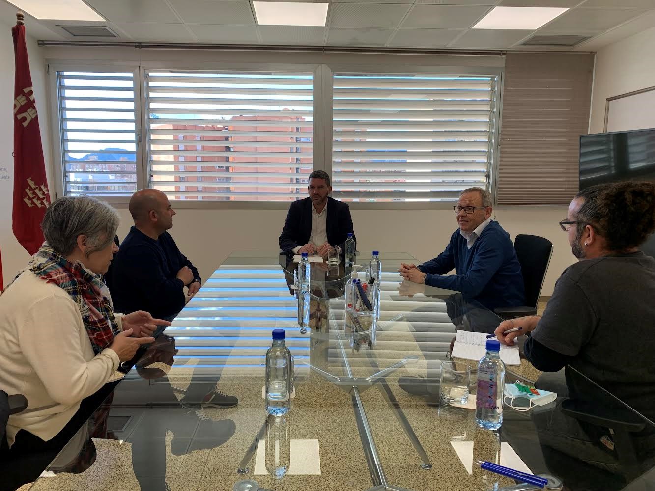 El consejero y el director general de Medio Ambiente durante la reunión con la Plataforma de Afectados por metales pesados del Llano del Beal.