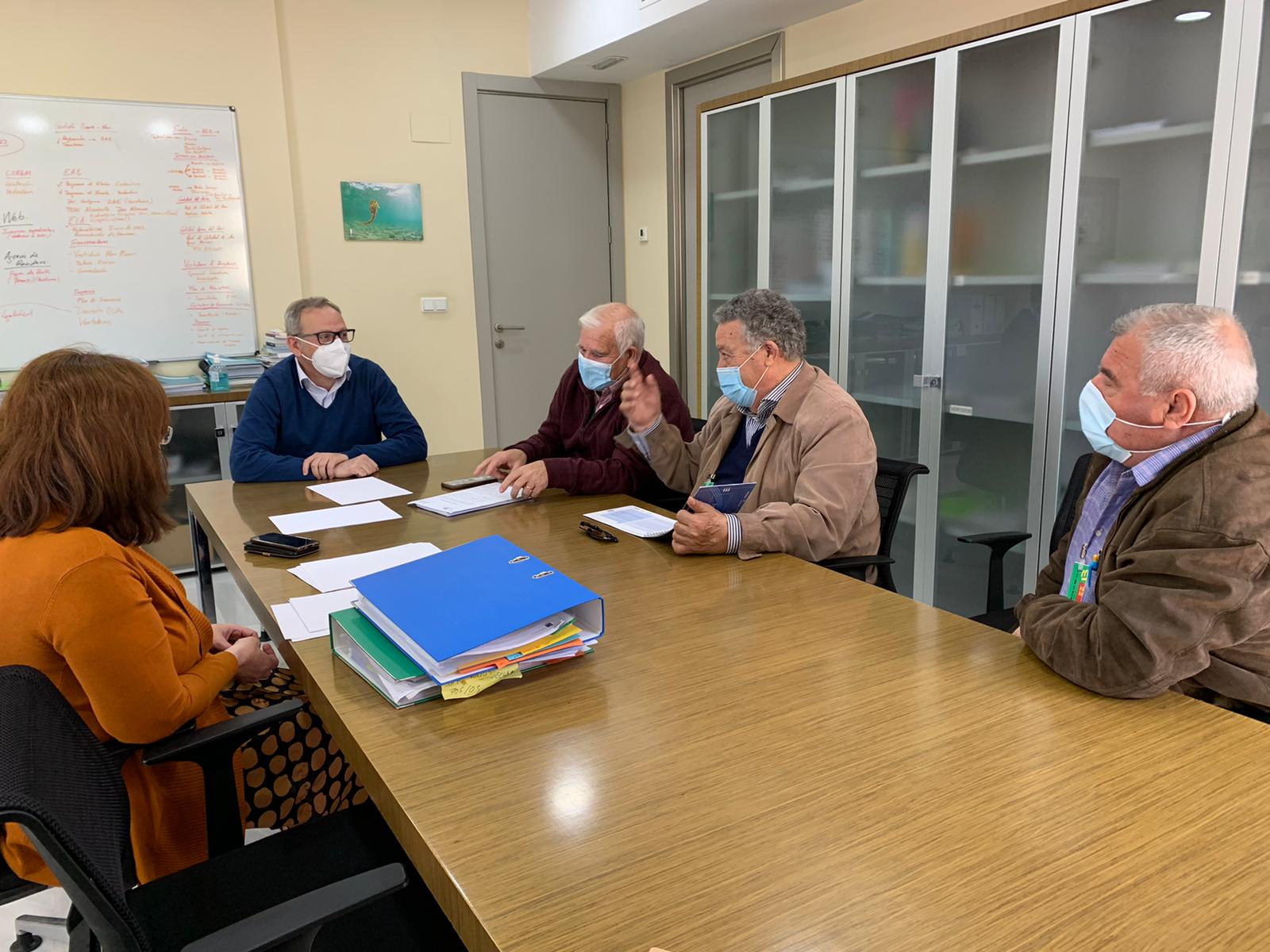 El director general de Medio Ambiente, durante la reunión mantenida con los representantes de la Asociación de Vecinos del Sector Estación.