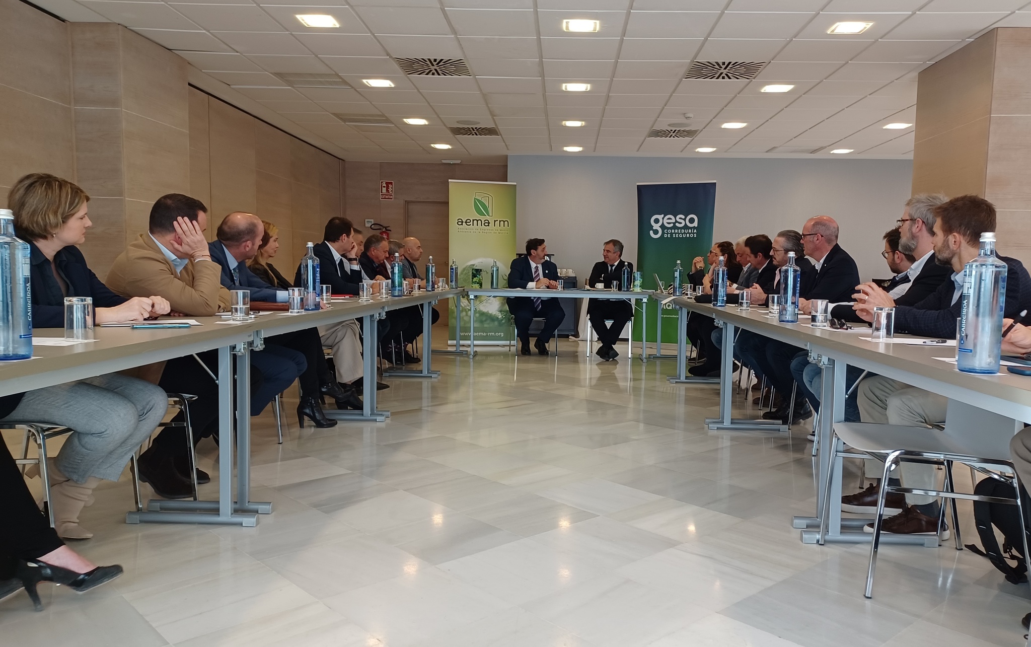 El consejero de Medio Ambiente, Mar Menor, Universidades e Investigación, Juan María Vázquez, interviene en el 'Café Ambiental' organizado por AEMA