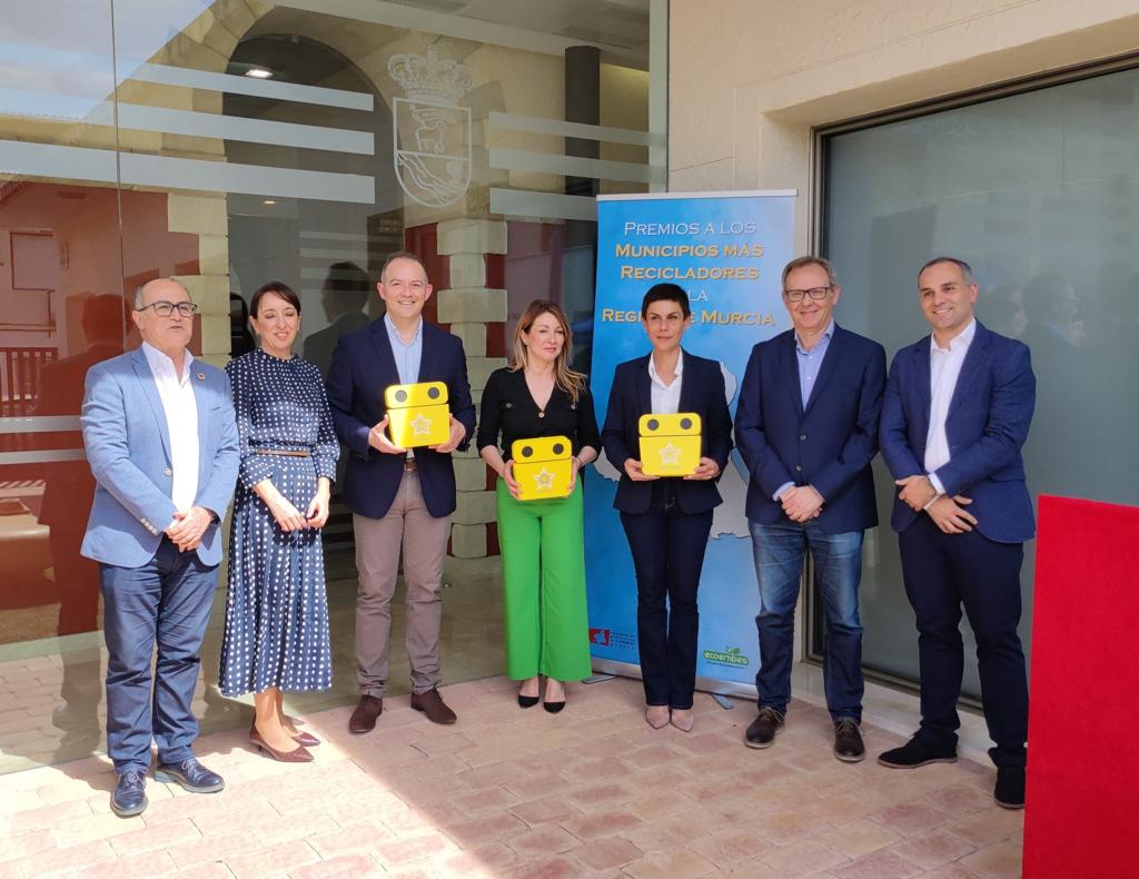 El director general de Medio Ambiente, Francisco Marín, con el resto de organizadores y premiados en la campaña 'Municipios más recicladores de la Región de Murcia 6ª Edición'