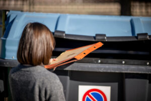 Una ciudadana echa al contenedor algunos residuos reciclables.