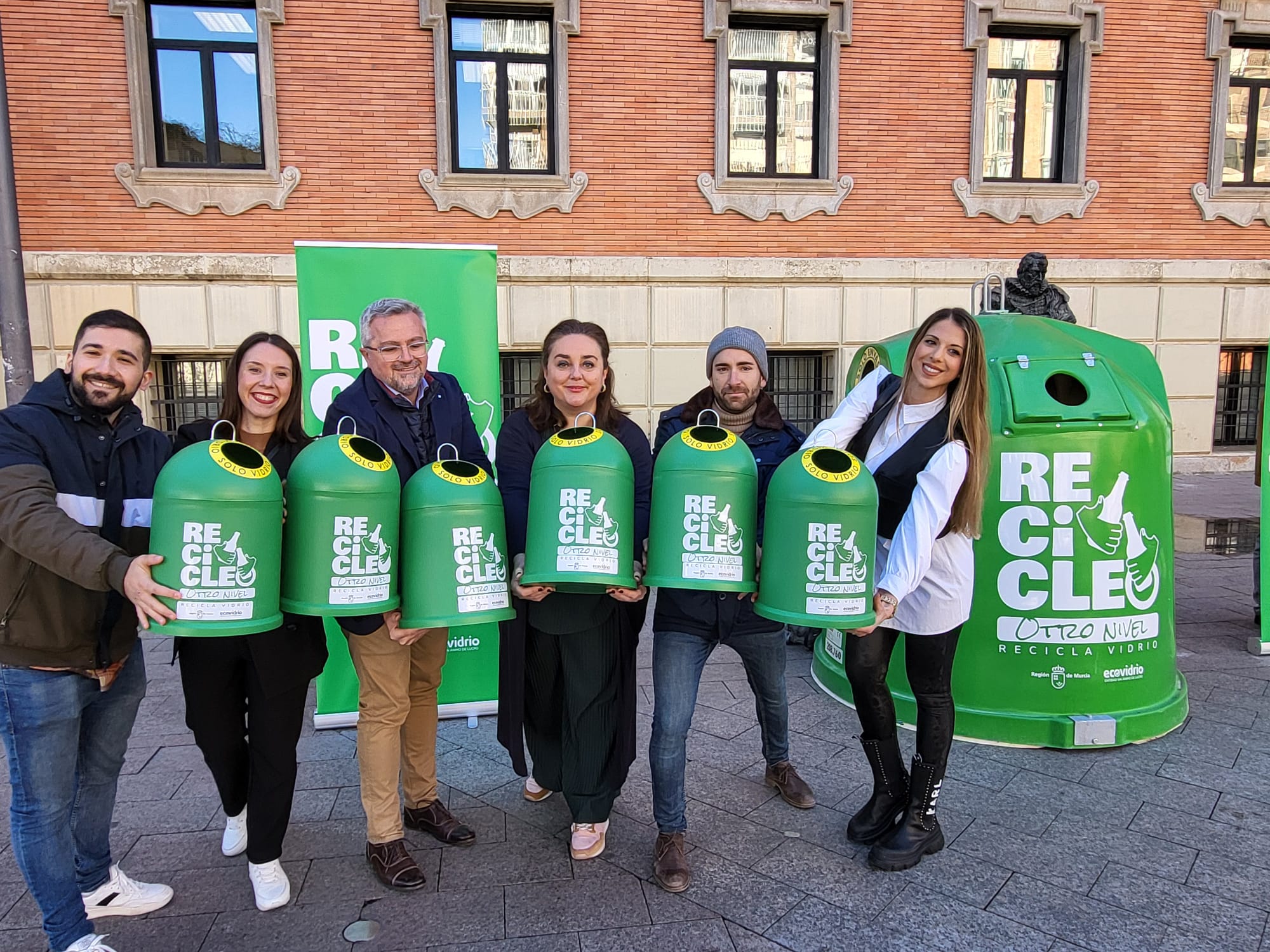 La secretaria autonómica de Energía, Sostenibilidad y Acción Climática, María Cruz Ferreira, presenta la campaña 'Recicleo, otro nivel', organizada junto a Ecovidrio, junto a los 4 influencers que participan