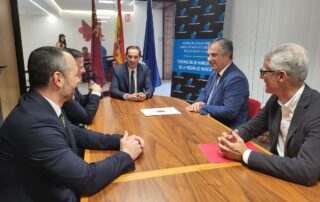 El consejero de Medio Ambiente, Universidades, Investigación y Mar Menor, Juan María Vázquez, mantuvo hoy una reunión con el presidente de la Federación de Municipios de la Región de Murcia, Víctor Manuel López, para establecer líneas de colaboración entre administraciones en materia ambiental.