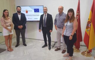 El director general de Medio Ambiente, Juan Antonio Mata, con el alcalde de La Unión, Joaquín Zapata; la edil de Industria en el Ayuntamiento de Mazarrón, Silvia García; el jefe del departamento de Planificación Ambiental del Ayuntamiento de Cartagena, Antonio Sansano; y la directora del laboratorio Libelium, Iris Cuevas.