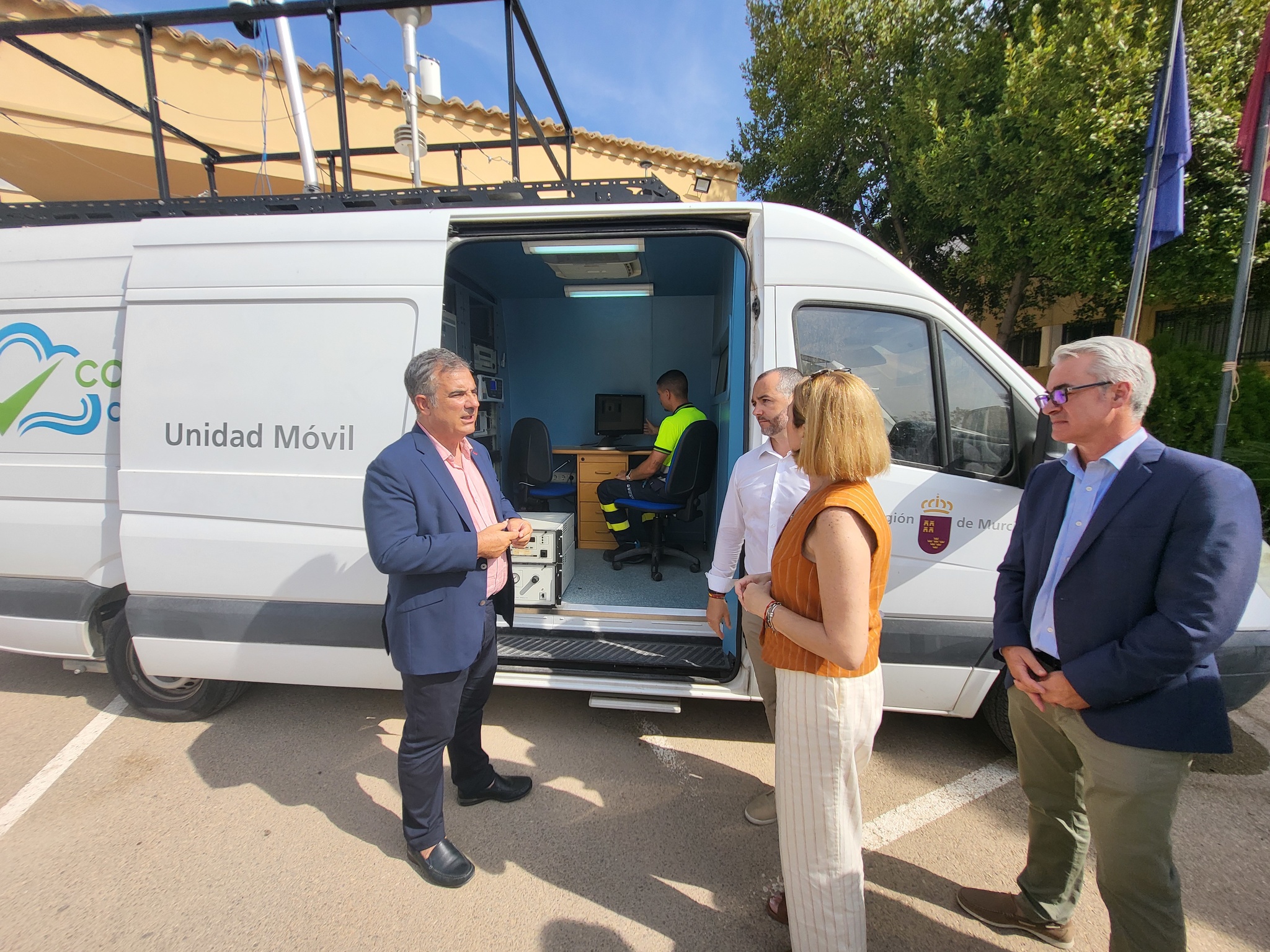 El consejero de Medio Ambiente, Universidades, Investigación y Mar Menor, Juan María Vázquez, junto con la alcaldesa de Jumilla, Severa González, visita la Unidad Móvil de Vigilancia de la Calidad del Aire que se ubica en el municipio.