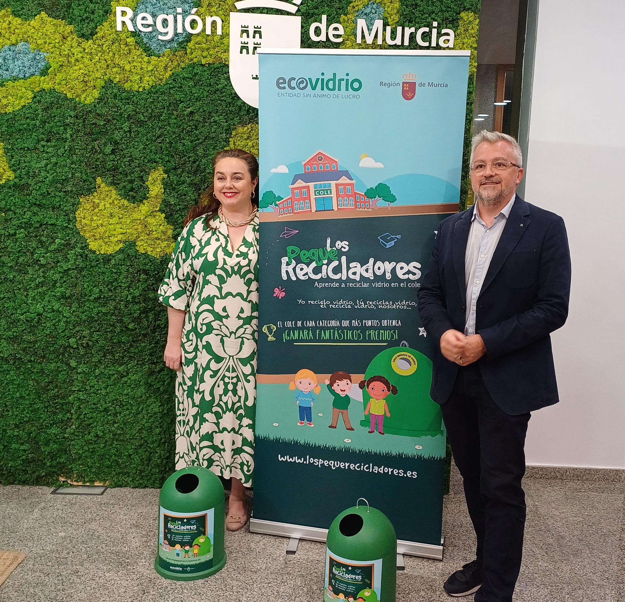 La secretaria autonómica de Energía, Sostenibilidad y Acción Climática, María Cruz Ferreira, junto con el gerente de zona de Ecovidrio, Ricardo Fuentes, durante la presentación de 'Los Peque Recicladores', campaña de reciclaje de vidrio en colegios de diferentes municipios.