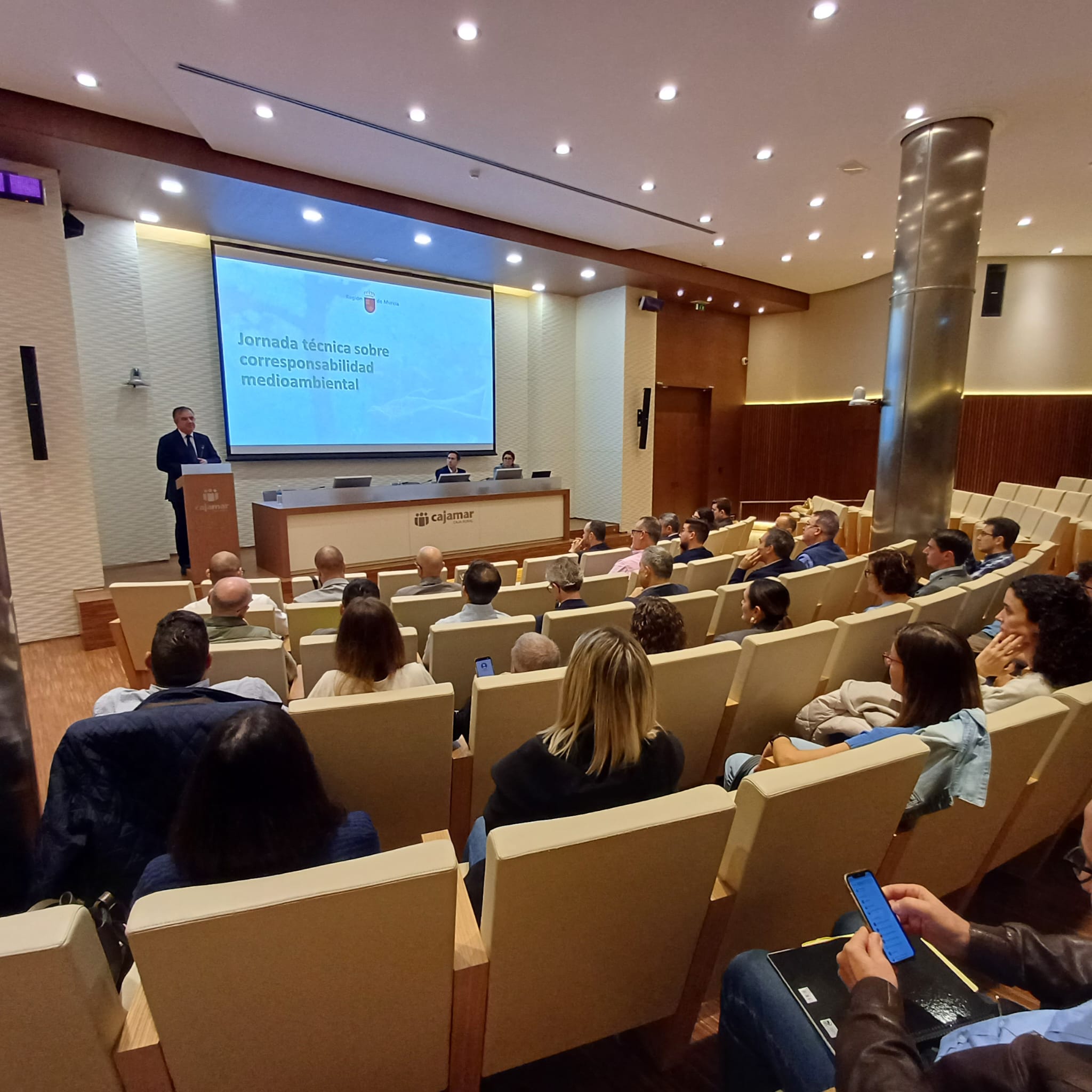 El consejero de Medio Ambiente, Universidades, Investigación y Mar Menor, Juan María Vázquez, durante la inauguración de la Jornada técnica en materia de evaluación ambiental, en la que han asistido técnicos municipales de los ayuntamientos de la Región para dotar de herramientas en la tramitación de este tipo de expedientes.