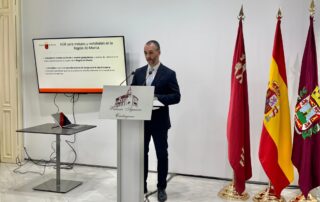 El director general de Medio Ambiente, Juan Antonio Mata, durante la rueda de prensa para informar sobre el decreto que establece los niveles genéricos de referencia de metales pesados en la Región de Murcia, que sirve para la caracterización de suelos contaminados.