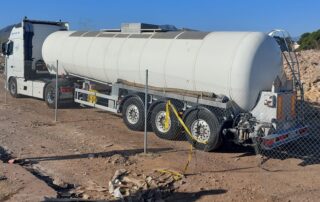 Uno de los 20 camiones cisterna especiales para la extracción de los 500.000 litros de líquidos peligrosos en los terrenos de la antigua factoría de Zincsa. Cada uno de los camiones tiene una capacidad para 25.000 litros.