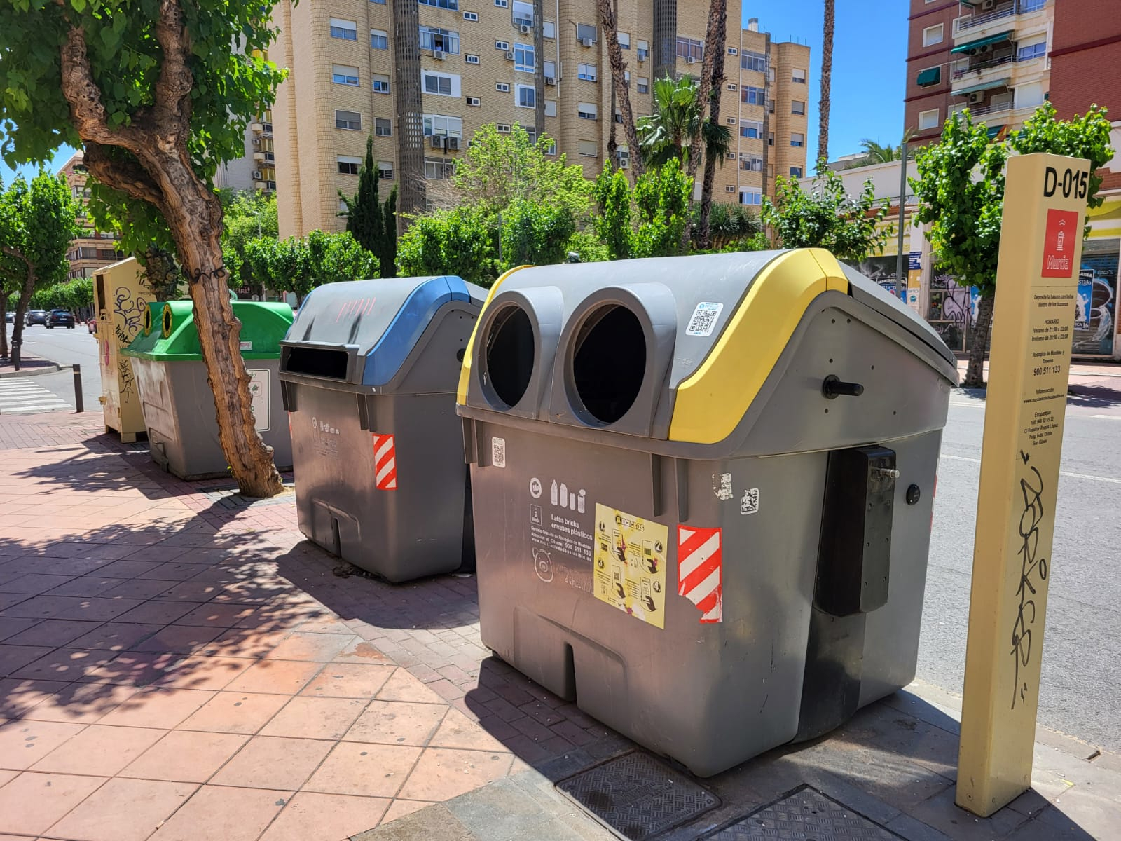 Imagen de varios tipos de contenedores urbanos. Imagen de varios tipos de contenedores urbanos.