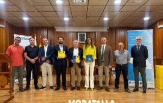 El director general de Medio Ambiente, Juan Antonio Mata, junto con el gerente de Gestión local y autonómica de Ecoembes para la Región de Murcia, Juan Carlos Arranz, los alcaldes de los municipios galardonados, y el secretario general de la Federación de Municipios de la Región de Murcia, Antonio Moreno, en el acto de entrega de las distinciones de los 'Premios Reciclaje Región de Murcia 2024'.