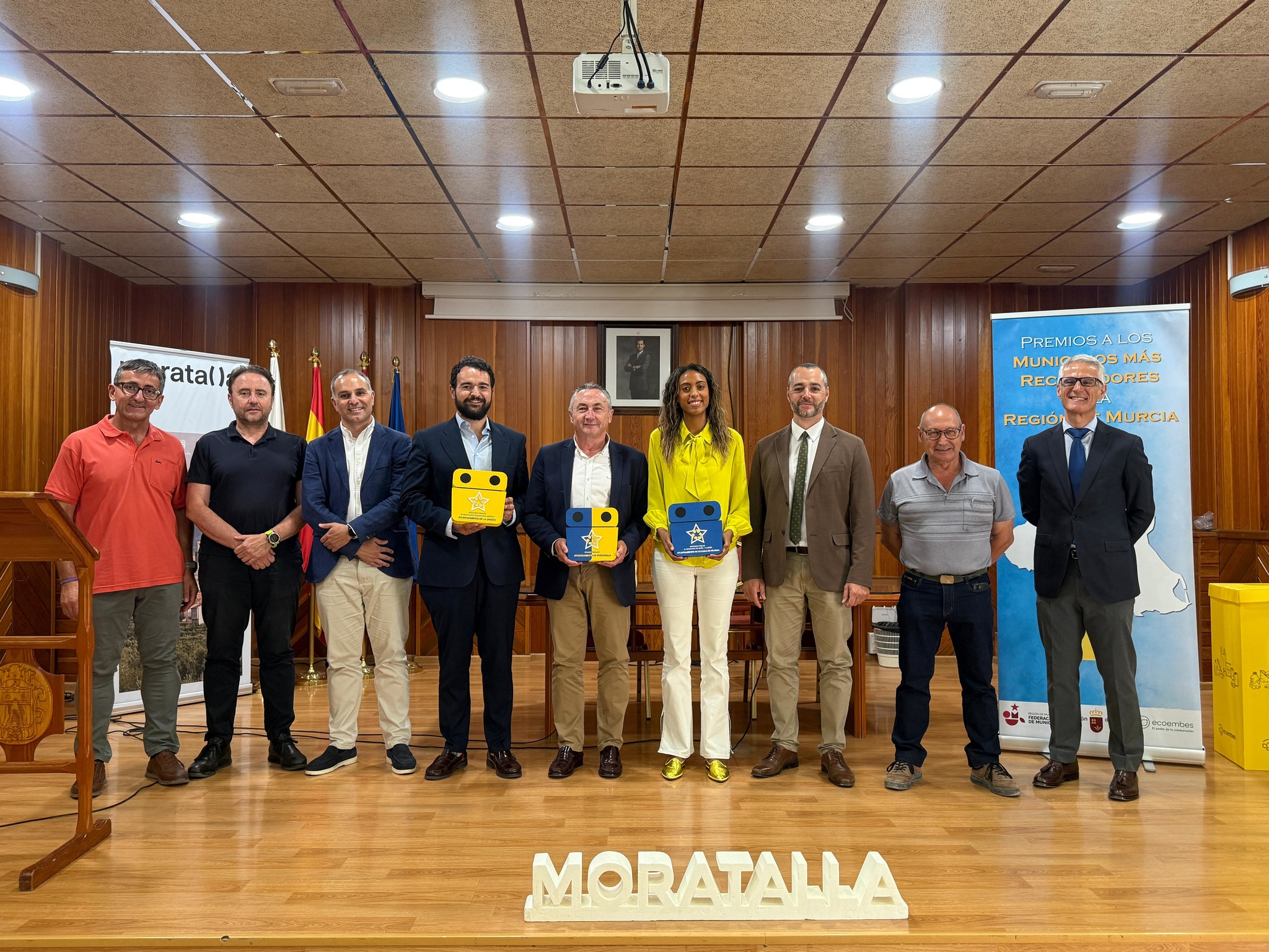 El director general de Medio Ambiente, Juan Antonio Mata, junto con el gerente de Gestión local y autonómica de Ecoembes para la Región de Murcia, Juan Carlos Arranz, los alcaldes de los municipios galardonados, y el secretario general de la Federación de Municipios de la Región de Murcia, Antonio Moreno, en el acto de entrega de las distinciones de los 'Premios Reciclaje Región de Murcia 2024'.