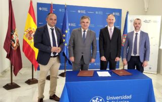 El consejero de Medio Ambiente, Universidades, Investigación y Mar Menor, Juan María Vázquez, junto con el rector de la Universidad Politécnica de Cartagena, Mathieu Kessler, y los directores general de Universidades e Investigación y Medio Ambiente.