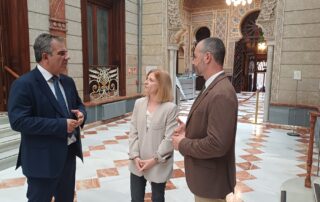 El consejero de Medio Ambiente, Universidades, Investigación y Mar Menor, Juan María Vázquez, junto con la directora general de Calidad y Evaluación Ambiental del Ministerio para la Transición Ecológica y el Reto Demográfico, Marta Gómez Palenque