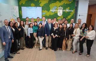 El consejero de Medio Ambiente, Universidades, Investigación y Mar Menor, Juan María Vázquez, junto con el presidente de la Asociación de Empresas de Medio Ambiente de la Región de Murcia, Daniel Robles, y la vicerrectora de la Universidad Tecnológica de Perú, Liliana Alvarado, junto con los alumnos del máster en Dirección de Empresas, que cursan el módulo de Medio Ambiente.