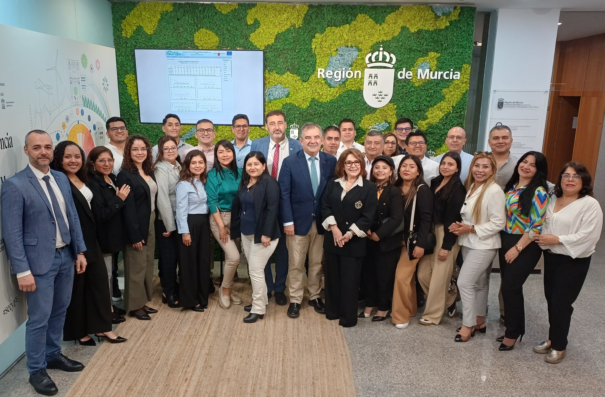 El consejero de Medio Ambiente, Universidades, Investigación y Mar Menor, Juan María Vázquez, junto con el presidente de la Asociación de Empresas de Medio Ambiente de la Región de Murcia, Daniel Robles, y la vicerrectora de la Universidad Tecnológica de Perú, Liliana Alvarado, junto con los alumnos del máster en Dirección de Empresas, que cursan el módulo de Medio Ambiente.
