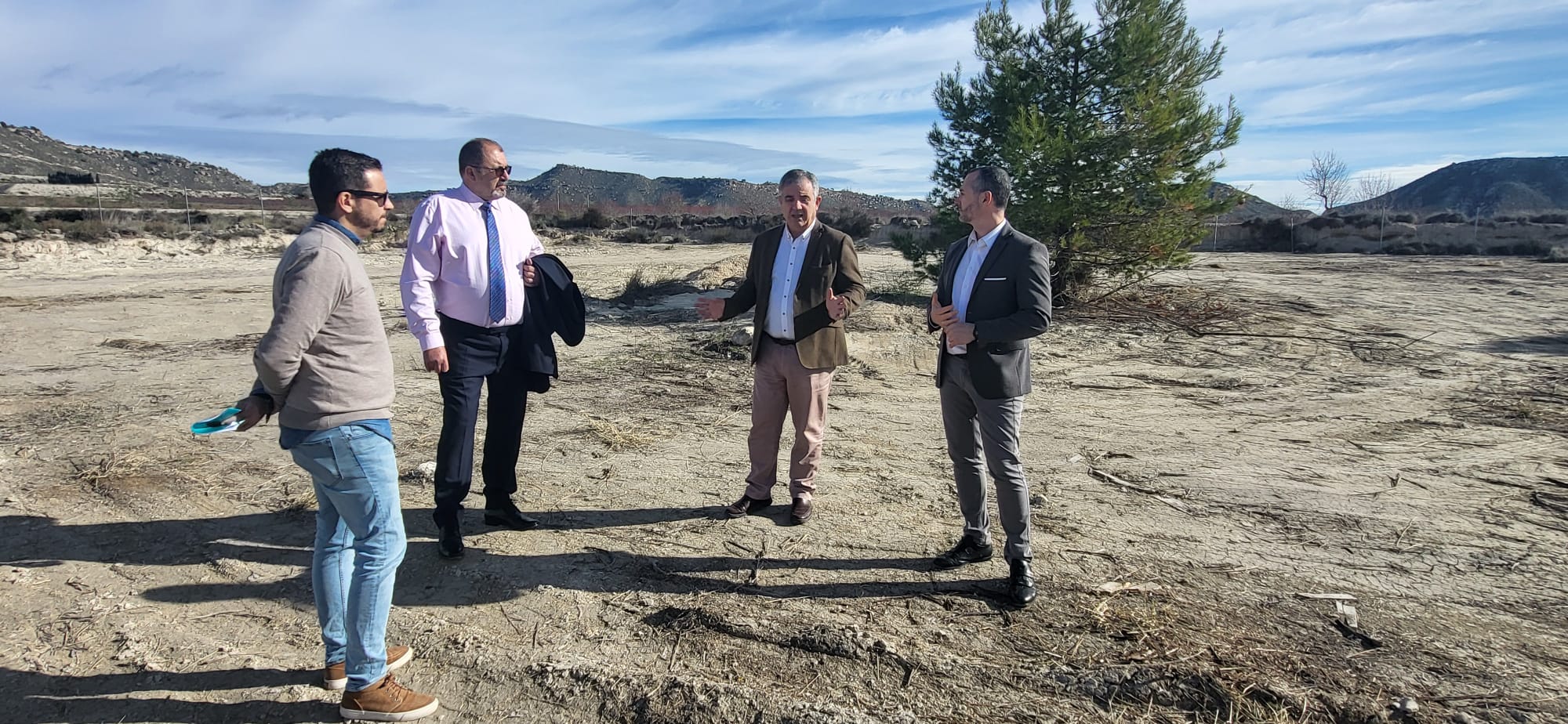 El consejero de Medio Ambiente, Universidades, Investigación y Mar Menor, Juan María Vázquez, en la parcela situada en el paraje de la Llana de Campos del Río donde ya se han retirado los neumáticos.