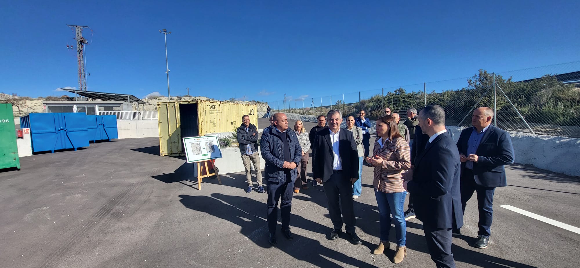 El consejero de Medio Ambiente, Universidades, Investigación y Mar Menor, Juan María Vázquez, junto a la alcaldesa de Fortuna, Catalina Herrero, visitan el nuevo Ecoparque municipal.
