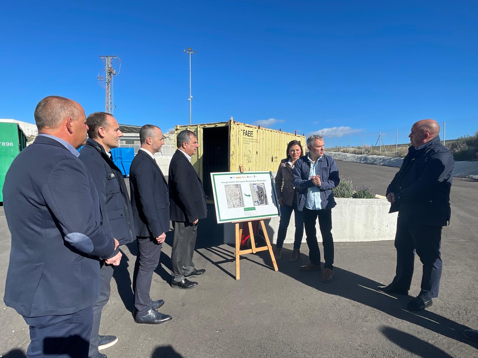 El consejero de Medio Ambiente, Universidades, Investigación y Mar Menor, Juan María Vázquez, junto a la alcaldesa de Fortuna, Catalina Herrero, visitan el nuevo Ecoparque municipal.