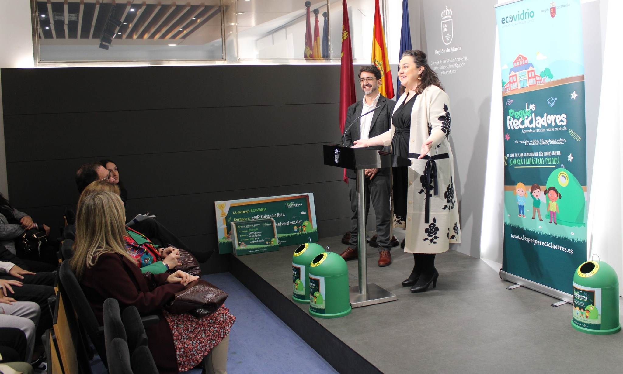 La secretaria autonómica de Energía, Sostenibilidad y Acción Climática, María Cruz Ferreira Costa, junto con el gerente de zona de Ecovidrio, Manuel Sala, con todos los premiados de la campaña de Ecovidrio ‘Los Peques Recicladores Región de Murcia’. La secretaria autonómica de Energía, Sostenibilidad y Acción Climática, María Cruz Ferreira Costa, junto con el gerente de zona de Ecovidrio, Manuel Sala, con todos los premiados de la campaña de Ecovidrio 'Los Peques Recicladores Región de Murcia'.