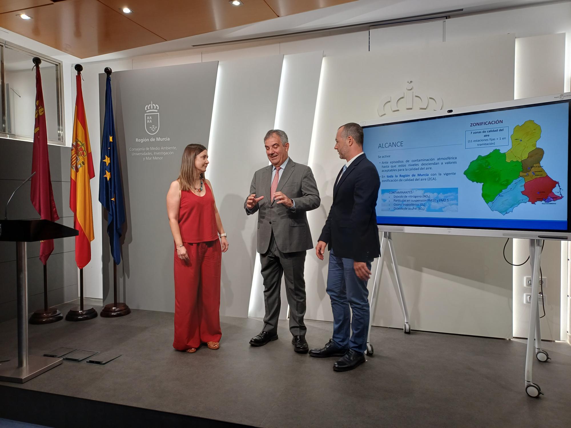 El consejero de Medio Ambiente, Industria, Universidades, Investigación y Mar Menor, Juan María Vázquez, en la rueda de prensa sobre el Plan de Acción a Corto Plazo por Episodios de Contaminación Atmosférica.