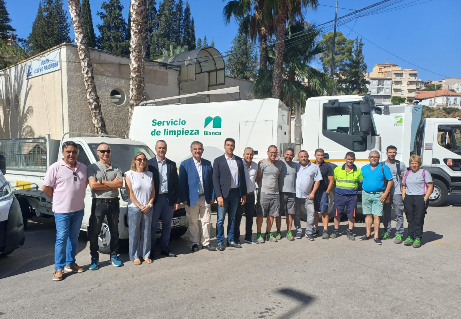 El consejero de Medio Ambiente, Industria, Universidades, Investigación y Mar Menor, Juan María Vázquez, y el alcalde de Blanca, Pablo Cano, junto a los tres nuevos vehículos de recogida de residuos urbanos para el mencionado municipio. El consejero de Medio Ambiente, Industria, Universidades, Investigación y Mar Menor, Juan María Vázquez, y el alcalde de Blanca, Pablo Cano, junto a los tres nuevos vehículos de recogida de residuos urbanos para el mencionado municipio.