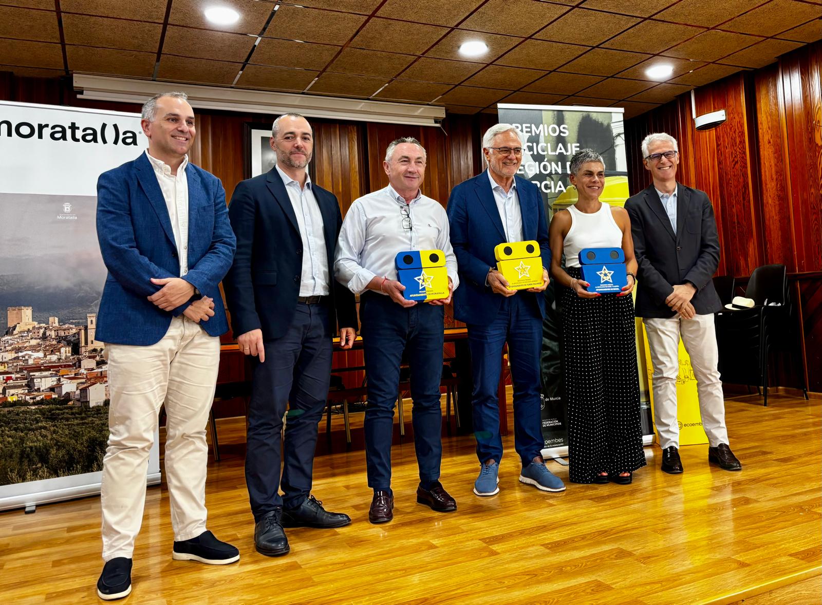 El director general de Medio Ambiente (2i) junto a los alcaldes premiados y los responsables de Ecoembes y la Federación de Municipios