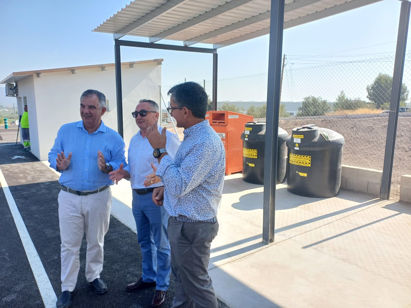 El consejero de Medio Ambiente, Industria, Universidades, Investigación y Mar Menor, Juan María Vázquez, visita junto con el alcalde de Moratalla, Juan Pascual Soria, el ecoparque del municipio.
