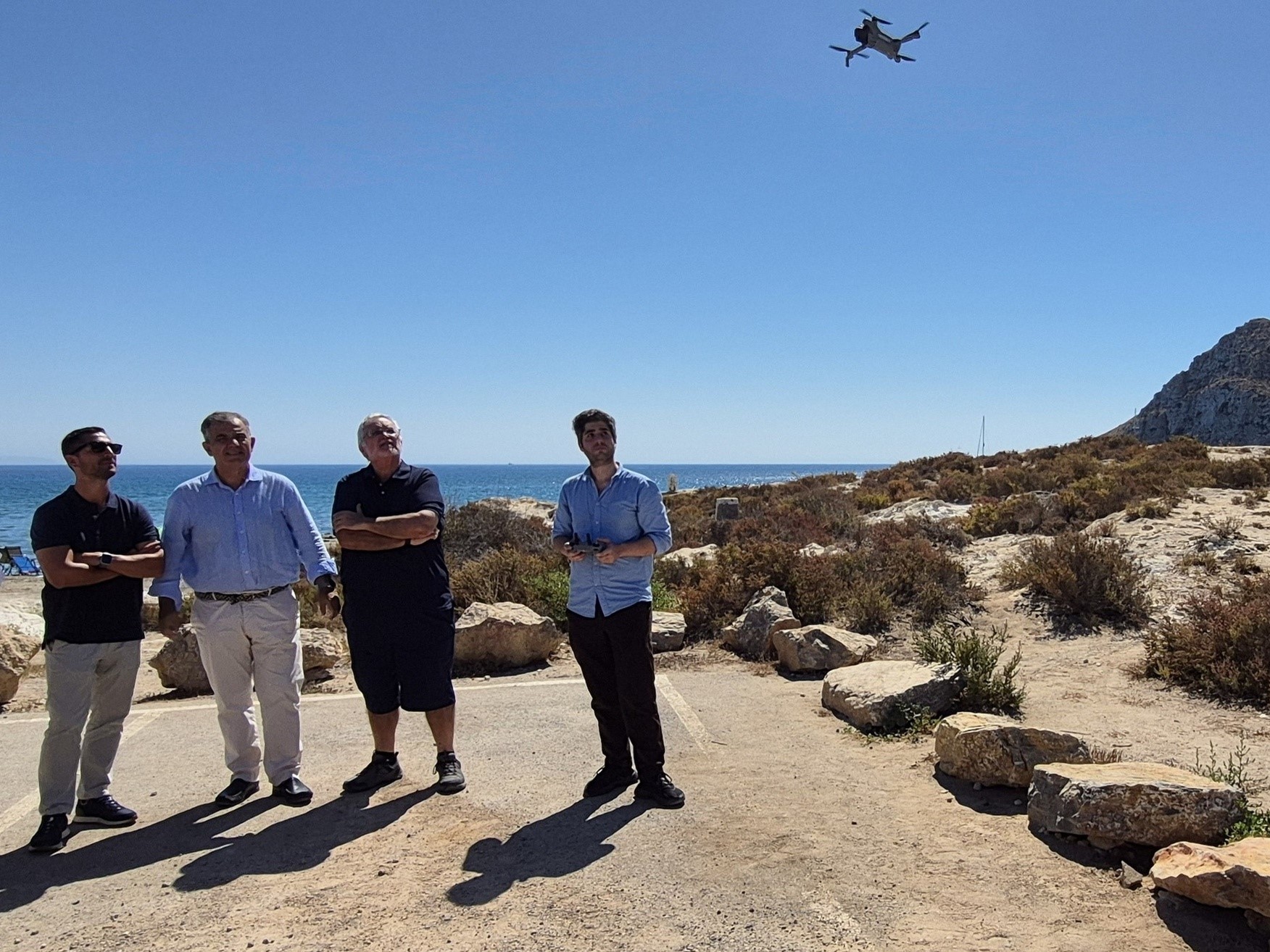 El consejero, Juan María Vázquez, durante la presentación de los nuevos drones de vigilancia del servicio de Inspección Ambiental en el Parque Regional de Cabo Cope y Puntas de Calnegre (Águilas) y el equipo de drones del servicio de Inspección Ambiental volando sobre el Parque.